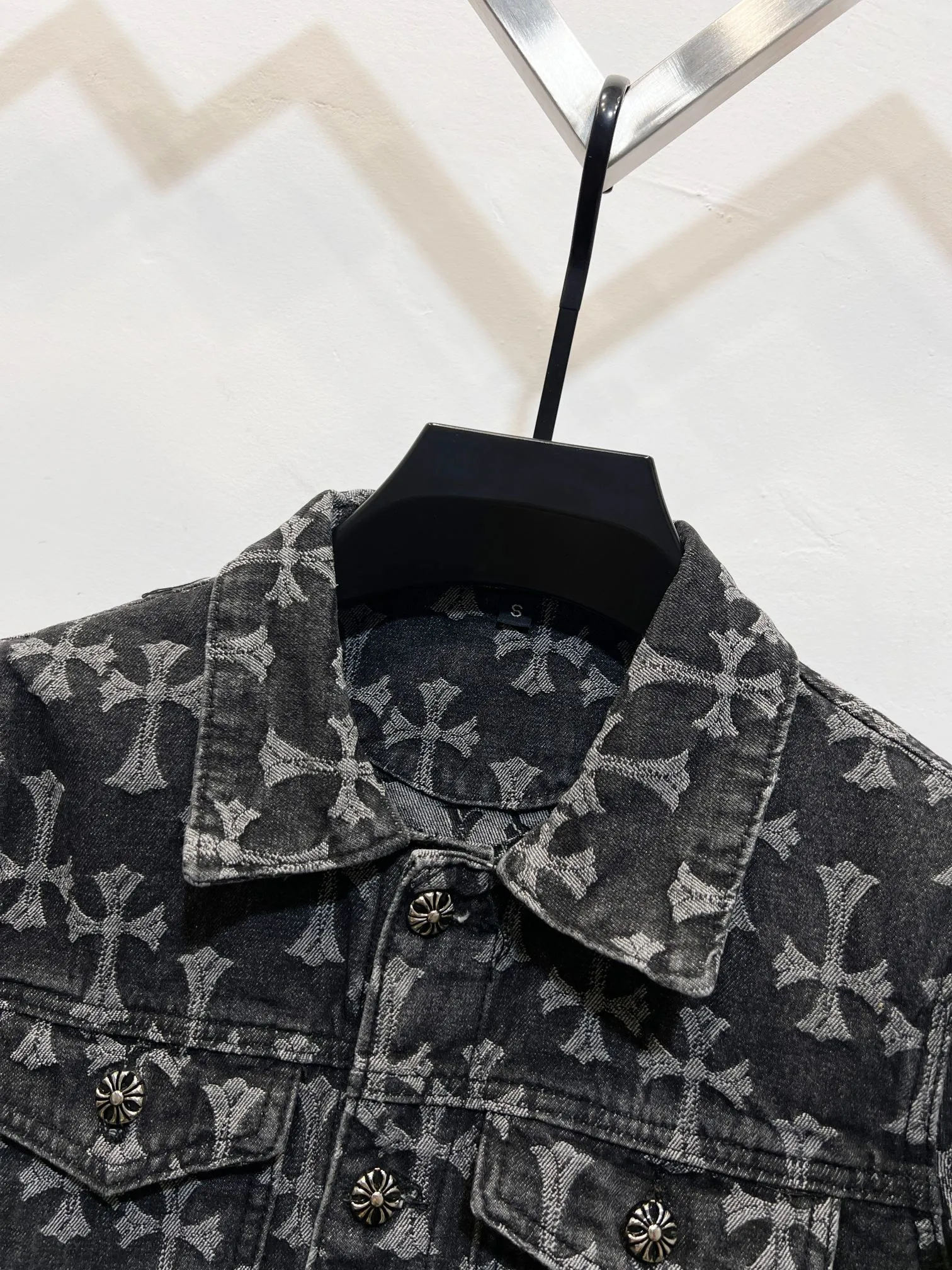 P250 Style No.: (r071) Chrome Hearts double-sided heavy-duty denim jacket with LOGO printed all over the jacquard. The same style as the Internet celebrity star. The cross-printed denim jacket has a unique cross design element and all-over printing, which is full of design. It is made of 100% denim cotton fabric with heavy coarse yarn count, which ensures a stiff and tough silhouette while being soft, comfortable and breathable. The lapel is designed with silver buttons and is full of texture. The classic white cross logo is all over the dress, making it a perfect versatile style for spring and summer! Customized jacquard fabric, you can wear it in various styles. This gender-neutral shirt is a must-have for nightclubs. It can be worn as a jacket for both men and women. It can be easily worn by both men and women! The original loose version is made of high-quality pure cotton fabrics. The fabric pattern is high-definition and delicate without burrs. It is comfortable and breathable to wear. All the buttons are molded and customized. It is casual and fashionable and can be matched with any bottoms. It can be windproof and sunproof in spring and summer. It can be worn outside in autumn and winter! Easily concave shape makes you look slimmer and taller, perfect for both men and women! Style number: Color: Black Size: S M L XL